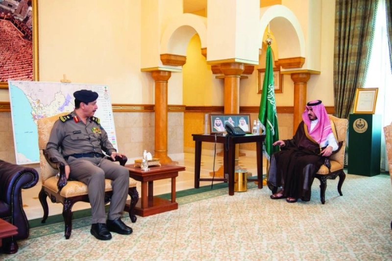 بدر بن سلطان خلال استقباله عبدالله القرشي (مكة)