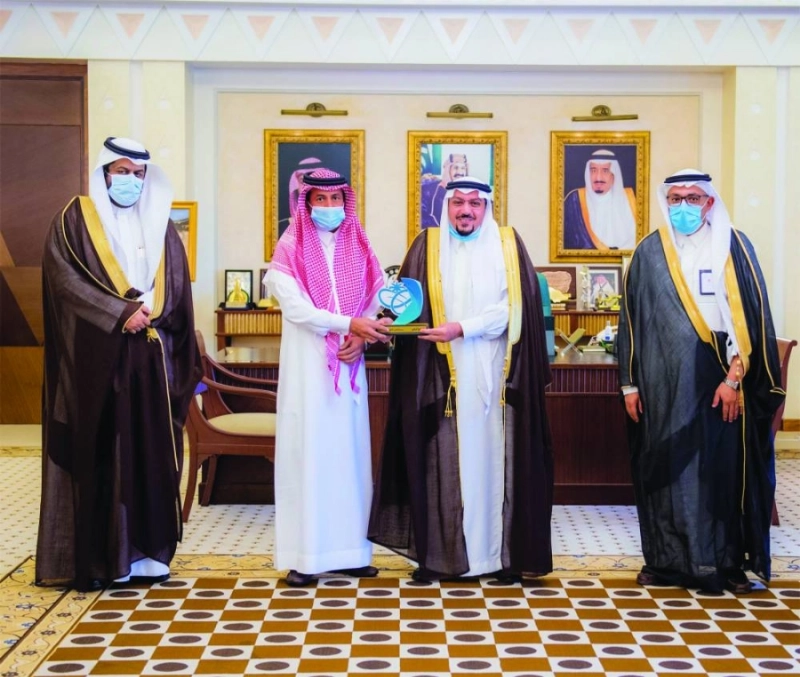 فيصل بن مشعل خلال تكريم منسوبي التجمع الصحي (مكة)