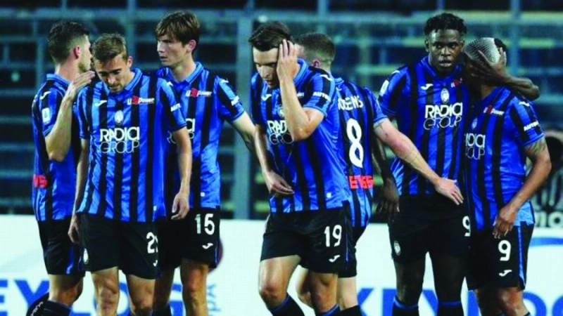 لاعبو أتالانتا يحتفلون بهدف في الدوري الإيطالي (تويتر)