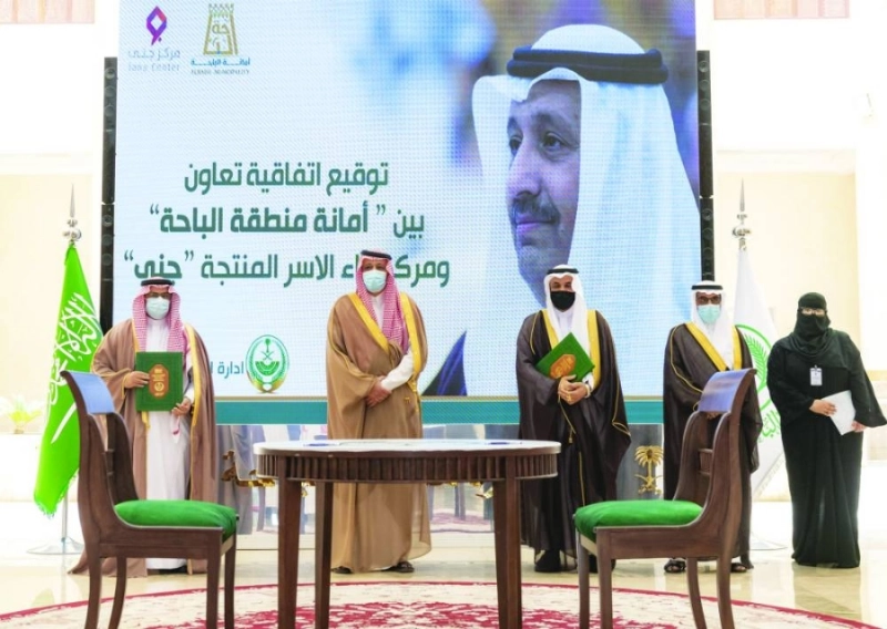 حسام بن سعود خلال رعايته توقيع الاتفاقية (مكة)