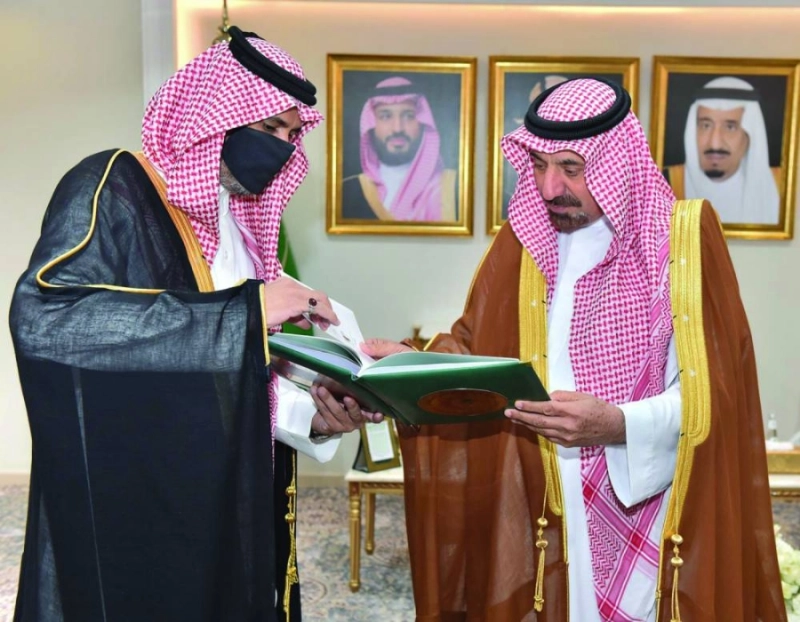 جلوي بن عبدالعزيز يستعرض التقرير مع مهند اليامي (مكة)