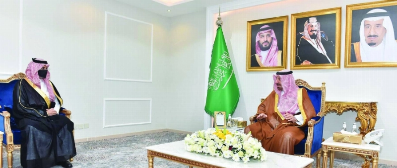 جلوي بن عبدالعزيز يستعرض التقرير مع مهند اليامي (مكة)