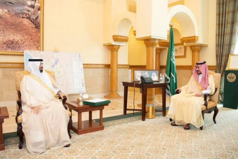 بدر بن سلطان لدى استقباله عبدالإله بن مشيط (مكة)