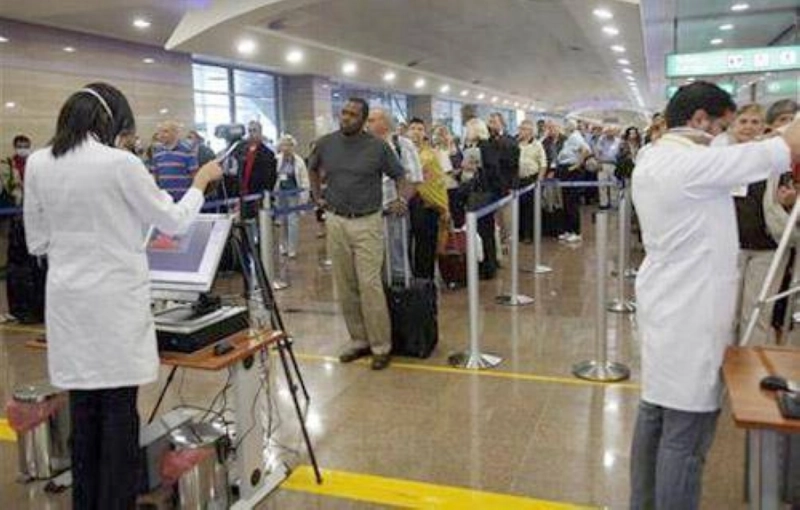 جانب من الإجراءات الاحترازية بمطار القاهرة (مكة)