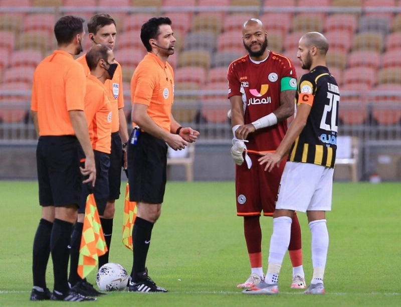 رايس مبولحي قبل بدء مباراة الاتفاق والاتحاد (إعلامي الاتفاق)