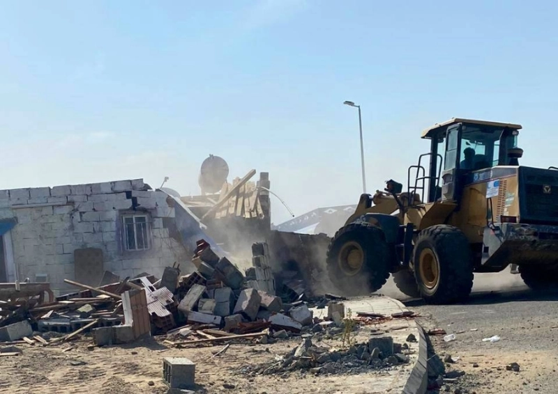 آلية البلدية تزيل التعديات بالرصيفة (مكة)