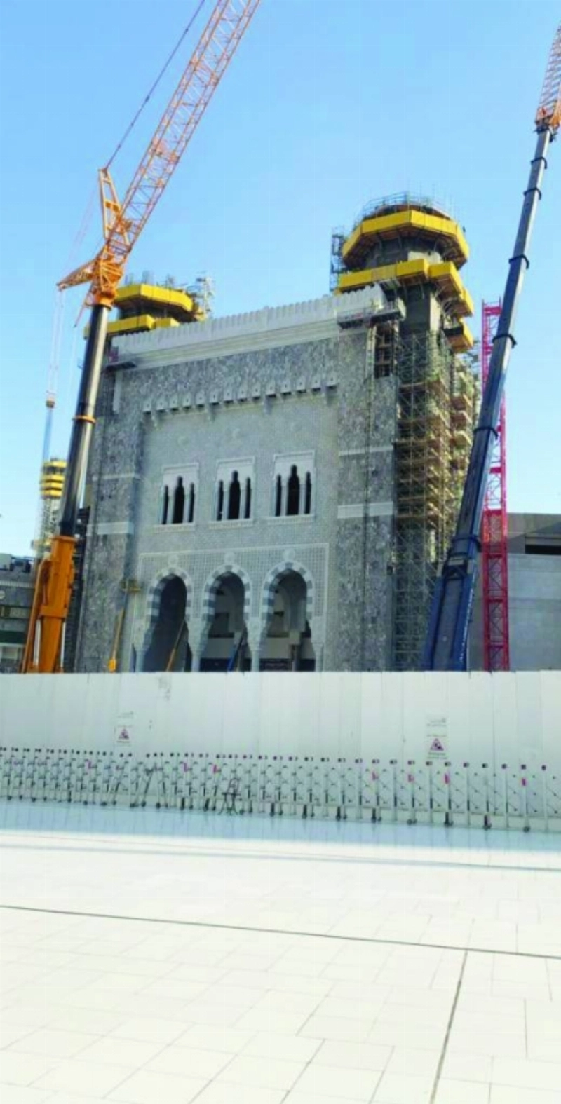 باب الملك عبدالعزيز بعد تكسيته بالرخام (مكة)