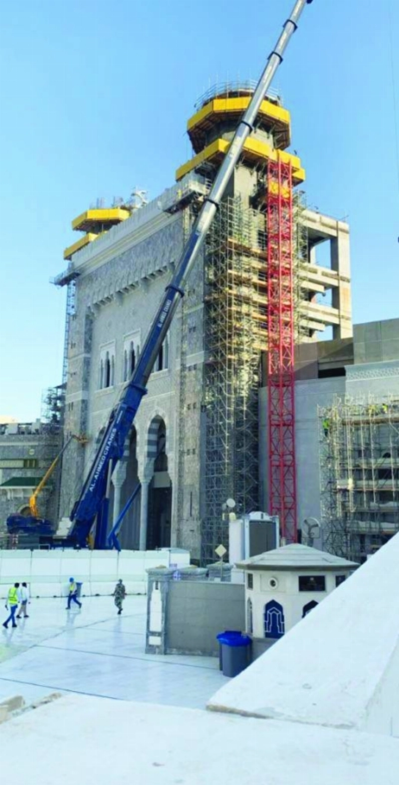 باب الملك عبدالعزيز بعد تكسيته بالرخام (مكة)