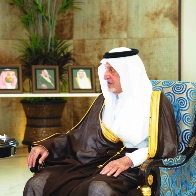 خالد الفيصل خلال استقباله فهد السبيعي (مكة)
