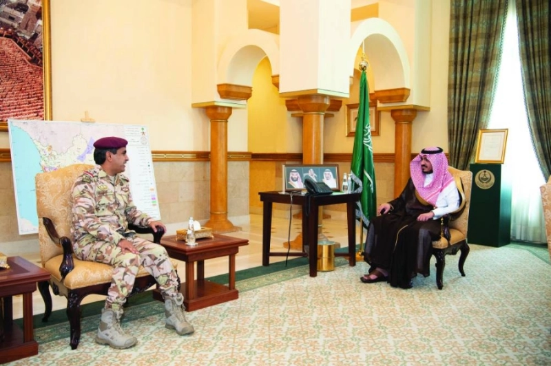 بدر بن سلطان خلال استقباله فهد السبيعي (مكة)