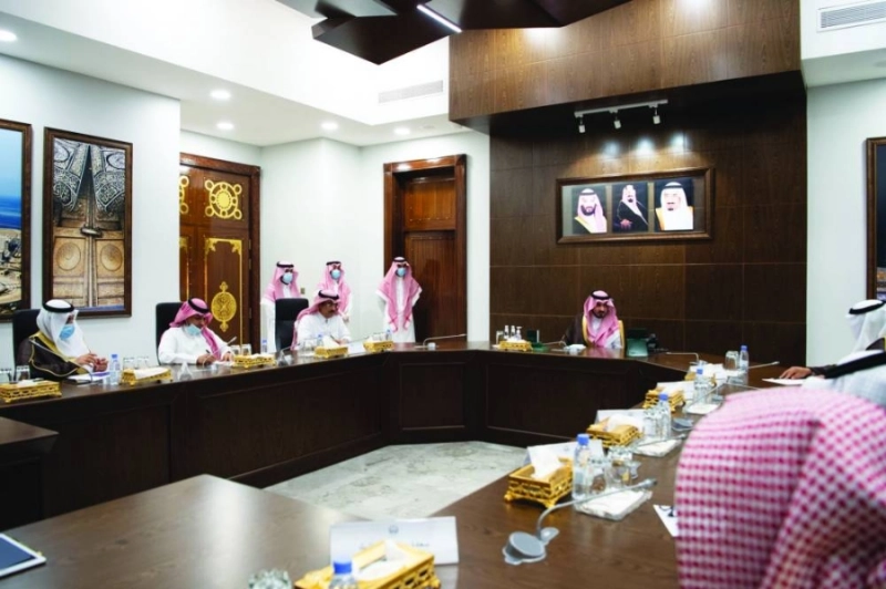 بدر بن سلطان خلال ترؤسه الاجتماع (مكة)