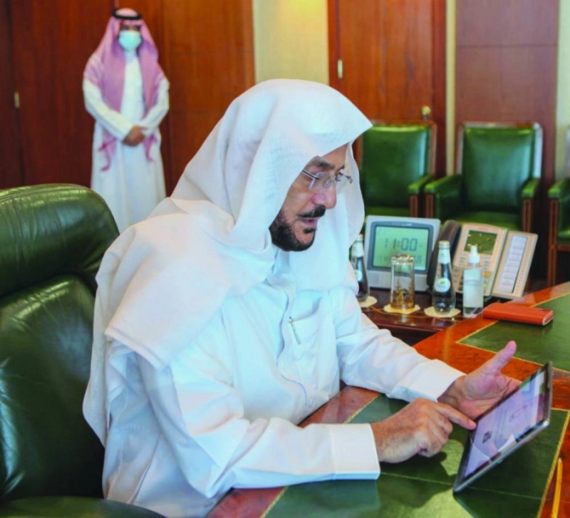 عبداللطيف آل الشيخ خلال التدشين (مكة)