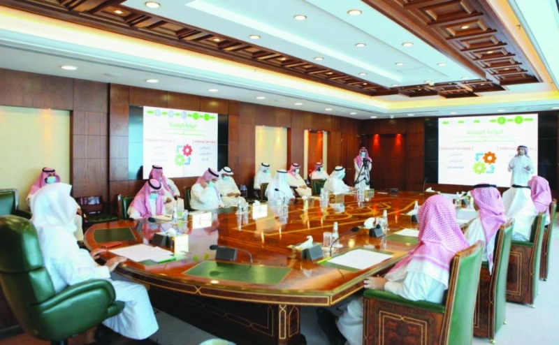 عبداللطيف آل الشيخ خلال التدشين (مكة)