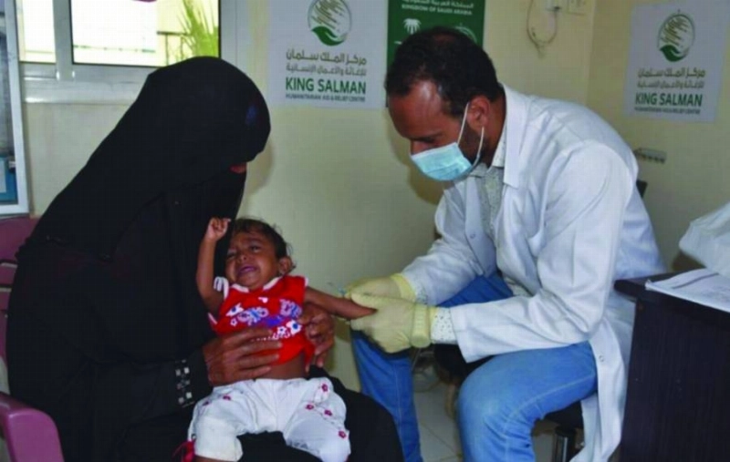 طبيب بالعيادات المتنقلة يعالج طفلة يمنية (واس)