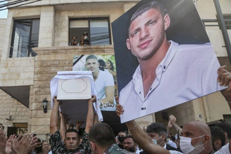 محتجون يرفعون صورا لشهداء سقطوا في لبنان (د ب أ)