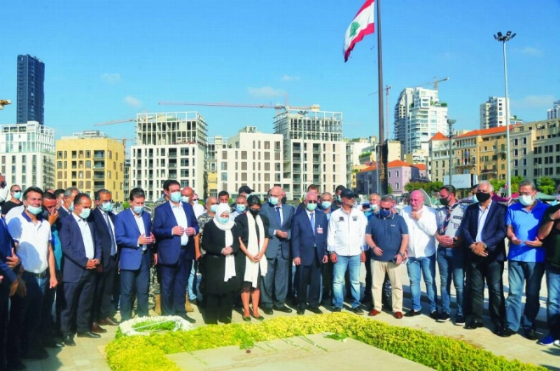 عدد من أنصار الحريري عند قبره بعد حكم المحكمة أمس (د ب أ)
