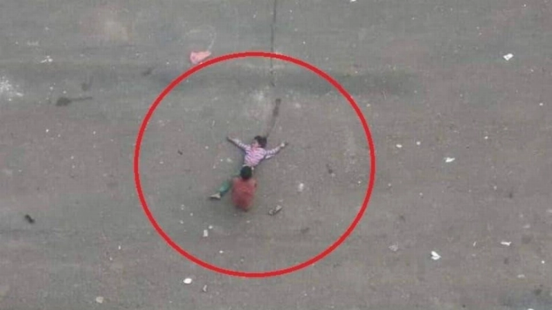 صورة للطفل بعد إنقاذ أخته (مكة)