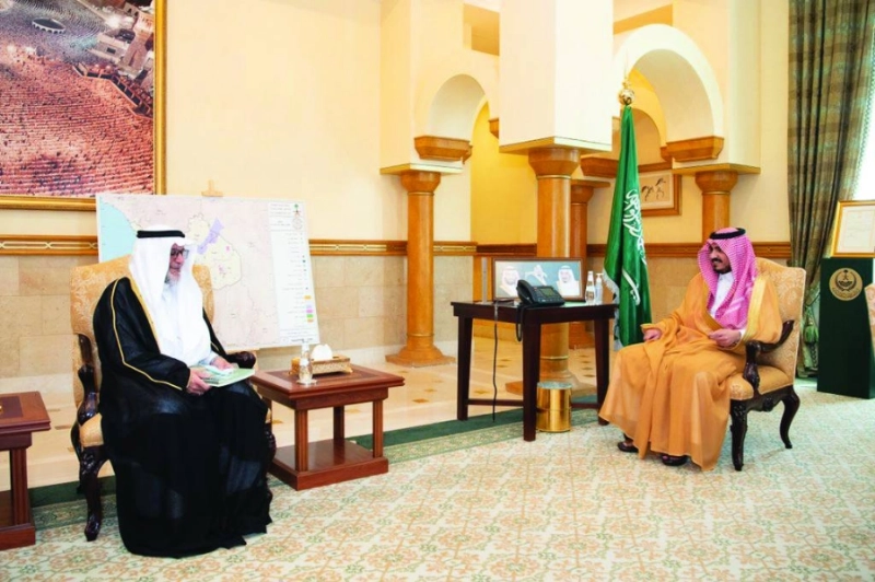 بدر بن سلطان خلال استقباله عبدالفتاح مشاط (مكة)