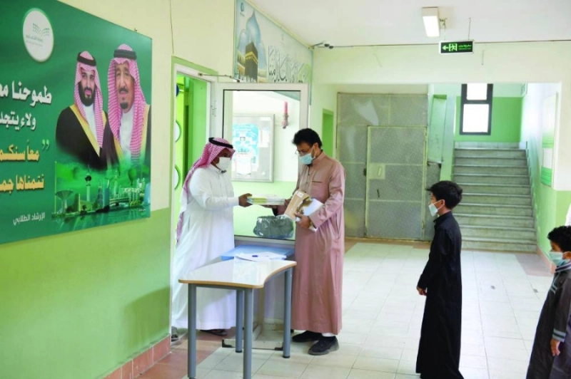 طلاب خلال تسلم الكتب (مكة)