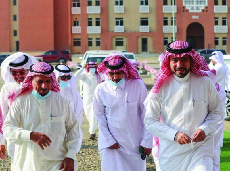 الحقيل خلال الجولة (وزارة الاسكان)