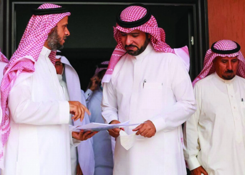 الحقيل خلال الجولة (وزارة الاسكان)