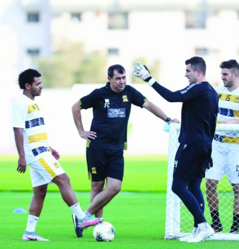 كاريلي في حديث جانبي مع اللاعبين البرازيليين بالاتحاد (إعلامي الاتحاد)