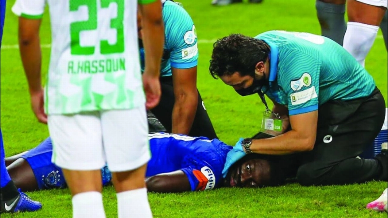 لحظة إغماء قوميز في مباراة الهلال والأهلي (تويتر)