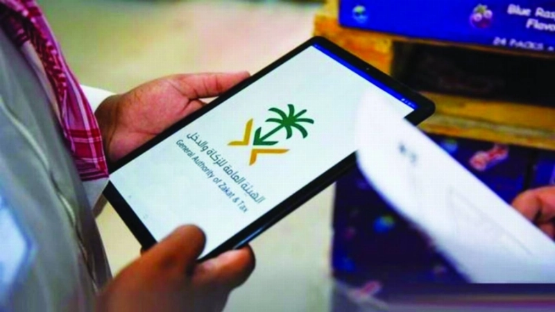 ممثل هيئة الزكاة أثناء جولة ميدانية (مكة)
