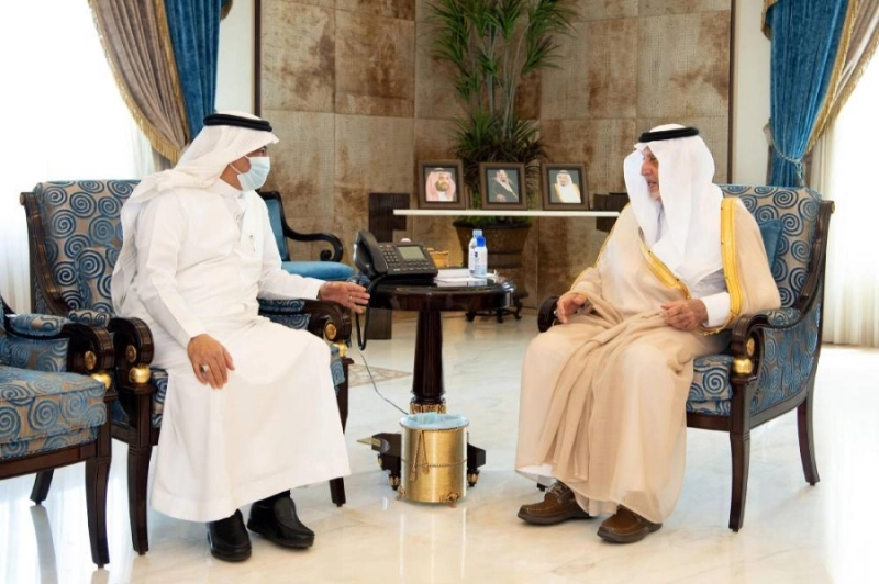 خالد الفيصل لدى استقباله محمد بنتن