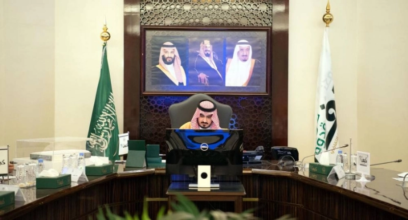 بدر بن سلطان خلال ترؤسه الاجتماع (مكة)