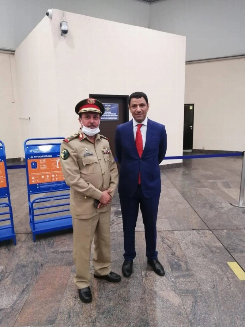 الملحق العسكري السعودي واليمني لدى روسيا أثناء وداع الطلبة الخريجين بالمطار
