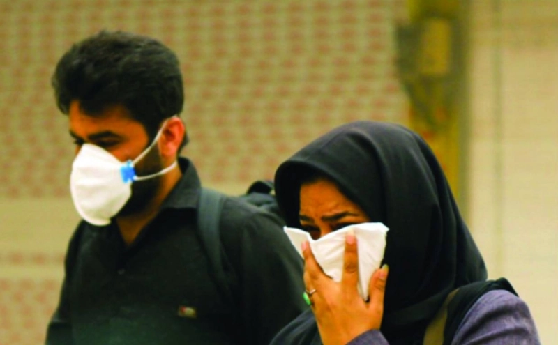 سيدة ورجل يواجهان عاصفة رملية في خوزستان (مكة)
