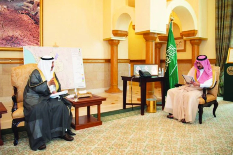 بدر بن سلطان خلال استقباله خالد العتيبي (مكة)