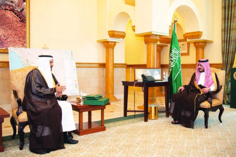 بدر بن سلطان خلال استقباله فيصل بن كدسة (مكة)