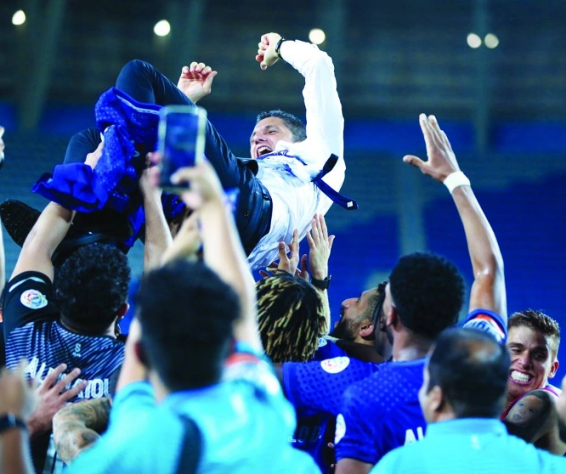 رازفان على أعناق لاعبي الهلال (إعلامي الهلال)