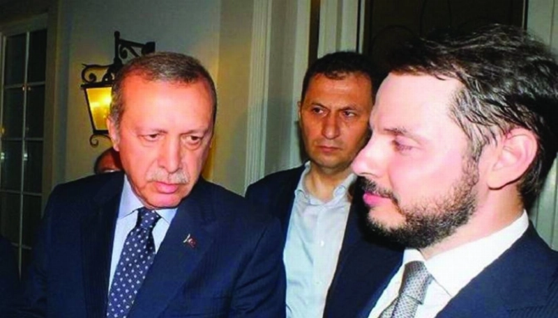 إردوغان وصهره وزير المالية التركي بيرات ألبيراق (مكة)