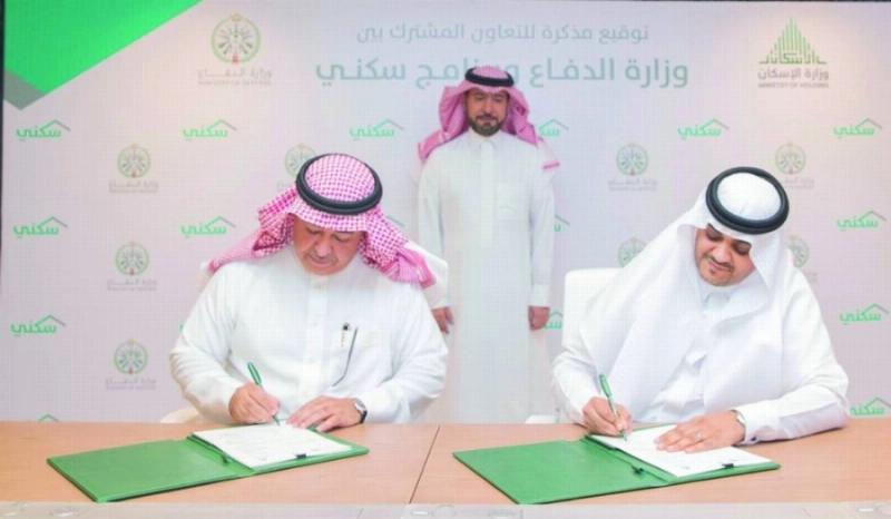 خالد البياري وعبدالله البدير خلال التوقيع (مكة)