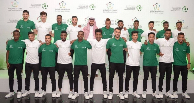 بعض المشاركين في البرنامج مع وزير الرياضة في لقاء سابق (مكة)