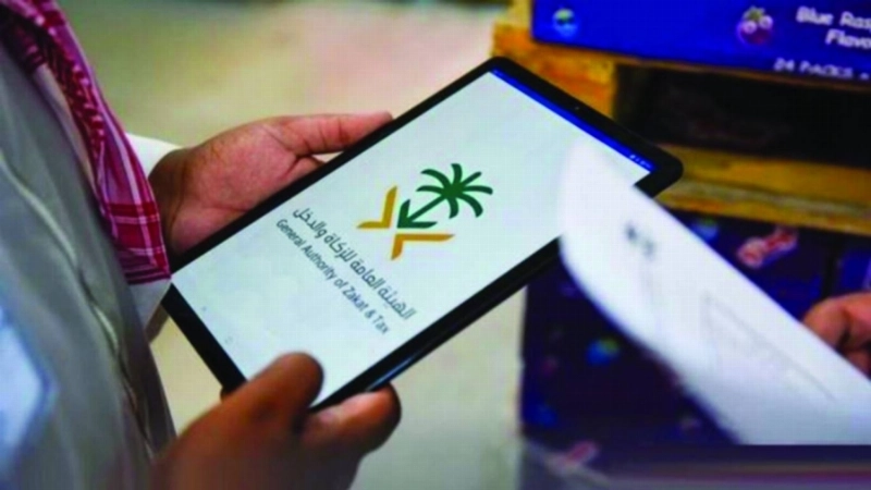 ممثل هيئة الزكاة أثناء جولة ميدانية (مكة)