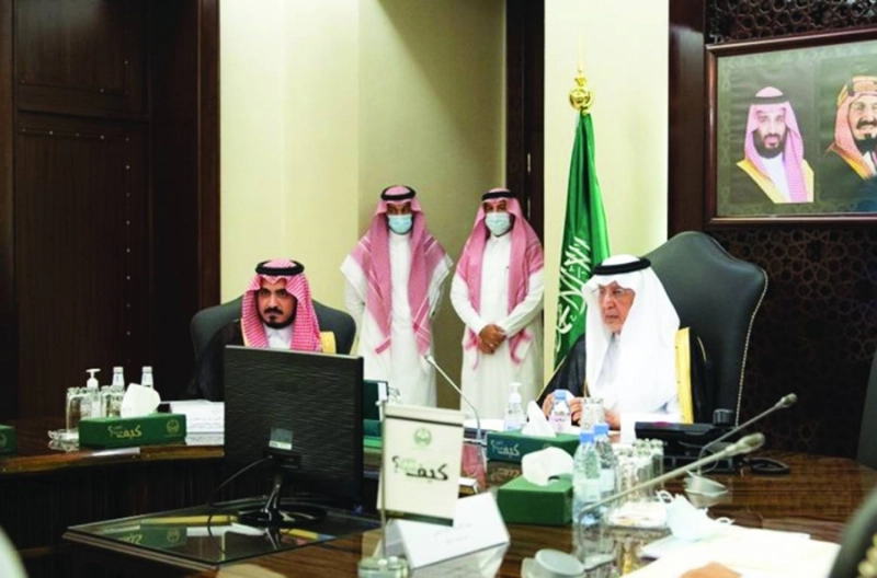 خالد الفيصل لدى ترؤسه الاجتماع بحضور بدر بن سلطان (مكة)