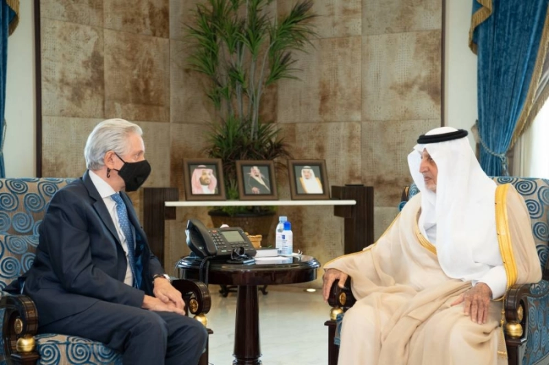 الأمير خالد الفيصل وسفير جمهورية فرنسا فرانسوا غوييت