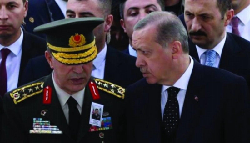 إردوغان ووزير دفاعه خلوصي آكار (مكة)