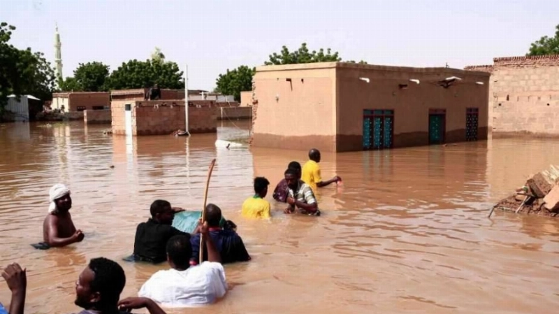 سودانيون يسبحون في السيول (مكة)