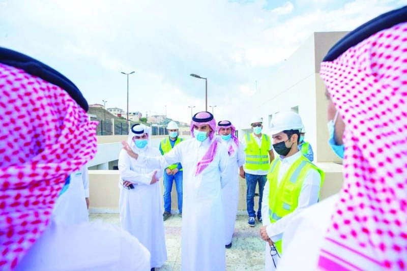 عبدالعزيز بن تركي يتفقد المنشأة الخاصة بنادي أبها (واس)