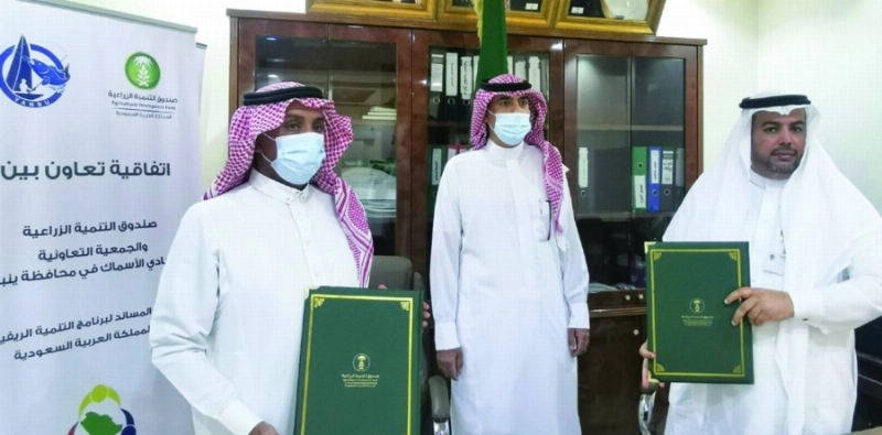 على هامش توقيع إحدى الاتفاقيتين (الزراعي)