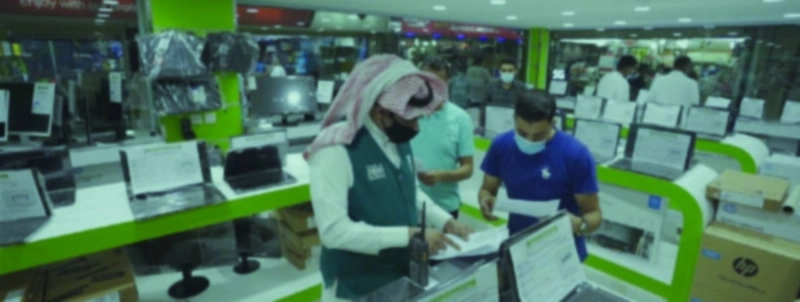 المفتشون خلال جولة على أحد مراكز بيع الأجهزة المحمولة (التجارة)