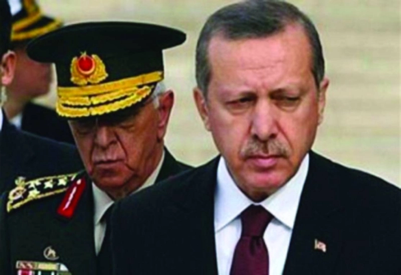إردوغان وخلفه وزير دفاعه (مكة)