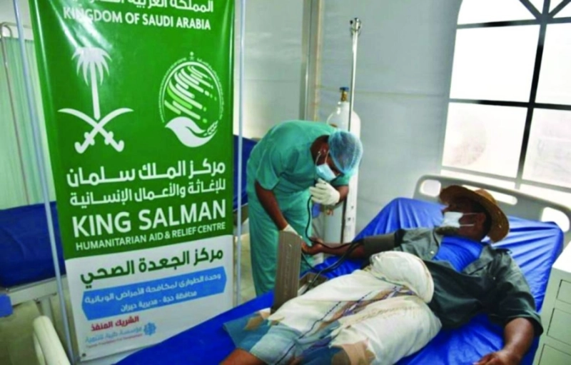 أحد المصابين بالأطراف يراجع الطبيب