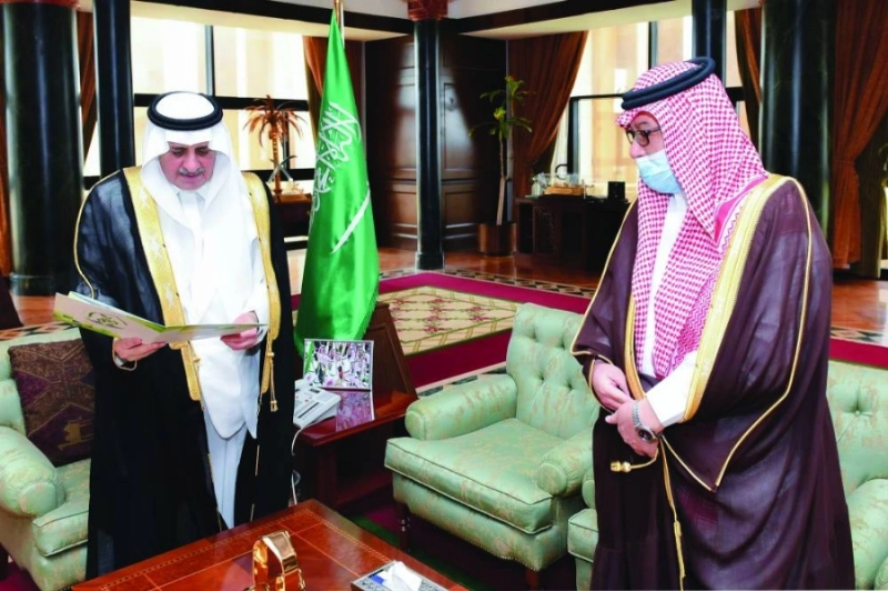 فهد بن سلطان لدى استقباله محمد قاسم (مكة)