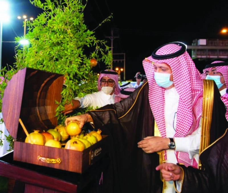 حسام بن سعود خلال تدشينه المهرجان (مكة)
